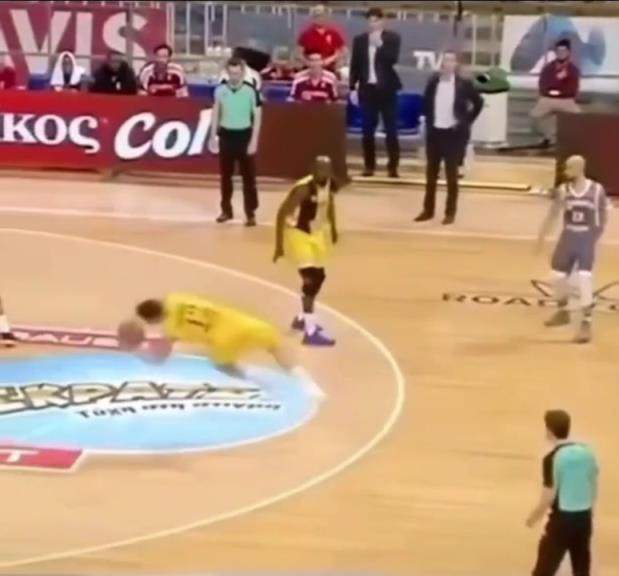 下地真快！搶斷這哥們兒多少是有點(diǎn)門將基礎(chǔ)